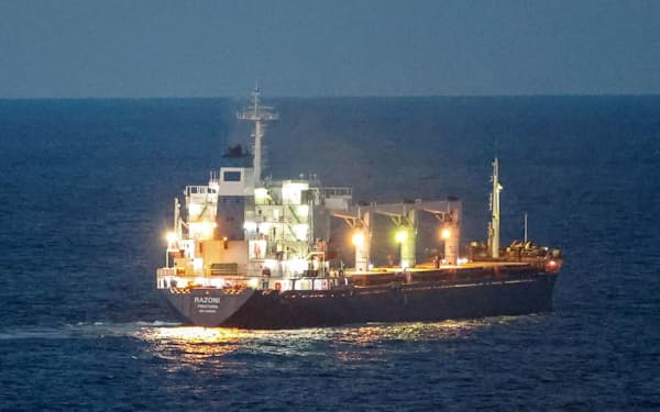 イスタンブールに近い黒海で、ウクライナの穀物を運ぶ船（８月）＝ロイター