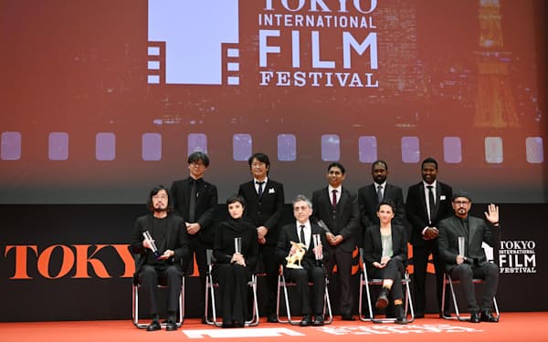 　第35回東京国際映画祭の授賞式で記念写真に納まる受賞者ら。前列左端は今泉力哉監督＝2日午後、東京都千代田区