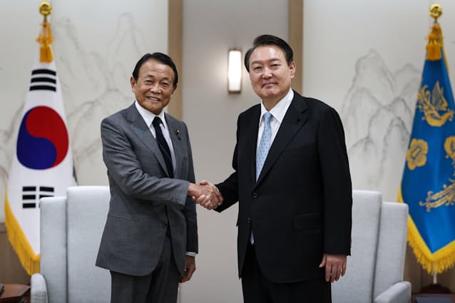 麻生太郎氏 韓国大統領と会談 歴史問題 北朝鮮協議か 日本経済新聞 麻生太郎氏 韓国大統領と会談 歴史問題 北朝鮮協議か 日本経済新聞