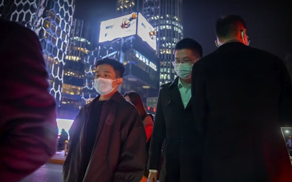 北京を歩くマスク姿の人々（２日）＝ＡＰ