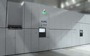 ラピダスが工場に設置した1台目のEUV露光装置(25年7月)=同社提供の動画から ラピダスが工場に設置した1台目のEUV露光装置(25年7月)=同社提供の動画から