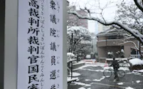 雪が降る中、投票が行われる衆院選(8日、東京都杉並区)