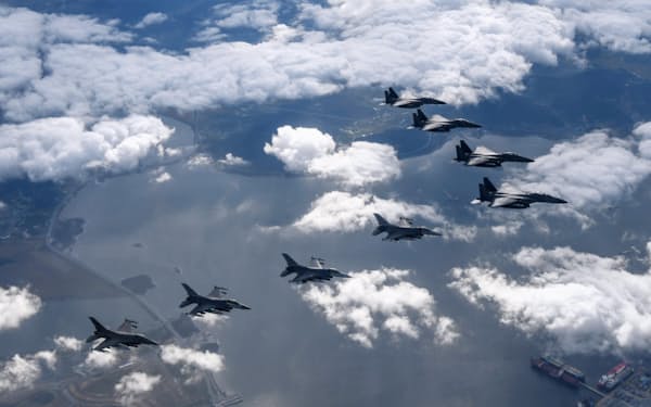 米韓の空軍演習が活発になっている（10月4日に実施した米韓の編隊飛行）＝韓国軍提供・共同