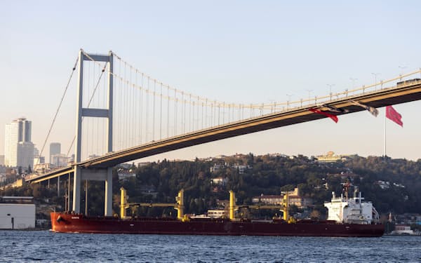 ウクライナ産の穀物を積んでボスポラス海峡を通過する貨物船（２日、イスタンブール）＝ロイター