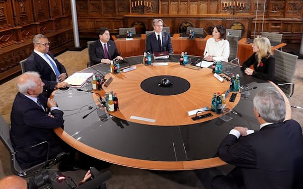 G7外相会合に出席する林芳正外相（左から3人目）（3日、ドイツ・ミュンスター）＝外務省提供