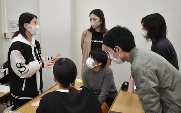 自身のキャリア観について説明する広島大学の学生㊧（10月19日、東広島市の広島大）