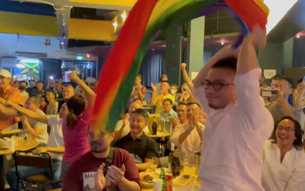 8月21日、リー・シェンロン首相が男性の同性愛行為を禁じる法律を廃止すると発表したことを受けて、喜ぶシンガポールの同性愛コミュニティーの人々＝ロイター