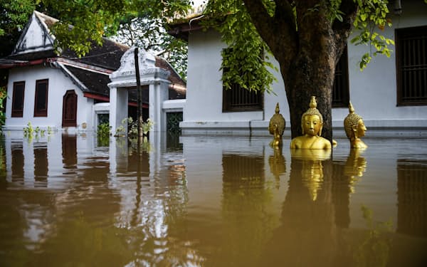 タイ中部アユタヤでは仏教寺院も洪水被害を受けた（10月13日）＝ロイター