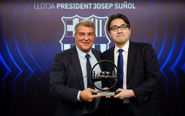FCバルセロナのジョアン・ラポルタ会長（左）とゼンブジャパンの浜名誠久社長