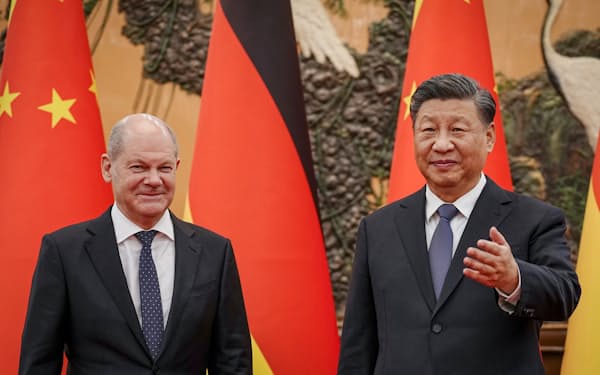 北京で会談したドイツのショルツ首相（左）と中国の習近平国家主席（4日）=AP

