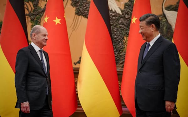 首脳会談時に向き合うドイツのショルツ首相と中国の習近平国家主席（4日、北京）=ロイター