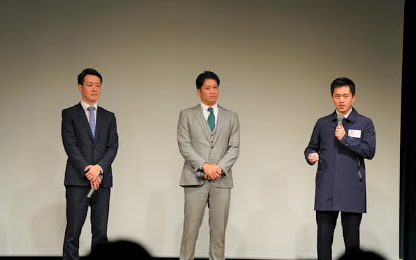最終選考に進む横山氏（左）と岡崎氏（中央）（４日、大阪市）