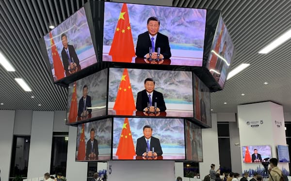 中国国際輸入博覧会の開幕式で、習氏はビデオメッセージであいさつした（４日、上海市）