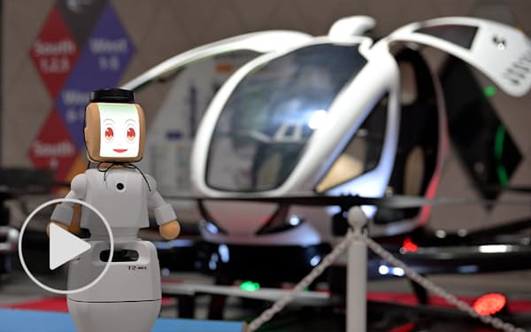 報道公開された「空飛ぶクルマ」（奥）と遠隔操作型ロボット（4日、大阪府東大阪市）