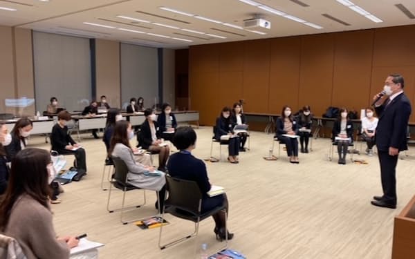 三井住友フィナンシャルグループは中堅女性社員を対象に、早期から幹部候補の育成研修を実施している