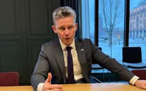 スウェーデンのポール・ヨンソン国防相(5日、ストックホルムの政府庁舎) スウェーデンのポール・ヨンソン国防相(5日、ストックホルムの政府庁舎)