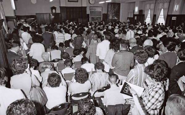 東京弁護士会館で開かれた豊田商事の被害者向けの説明会(1985年6月)=共同