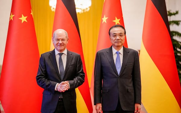 中国の李克強首相（右）はドイツのショルツ首相や経済界との交流会で対中投資を歓迎する姿勢を表明した（４日、北京）＝ロイター