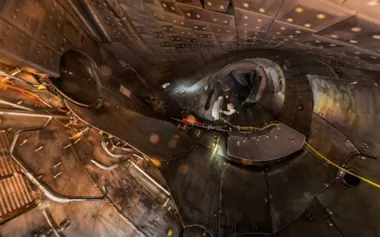 稼働中のヴェンデルシュタイン7-X内のこの空間には、太陽よりも高温のプラズマが入っている。 (PHOTOGRAPH BY PAOLO VERZONE)