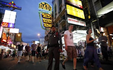 タイ経済のエンジンの一つである観光業は失速しており、その影響が小売り、農業、ホテル建設に波及しているという=ロイター