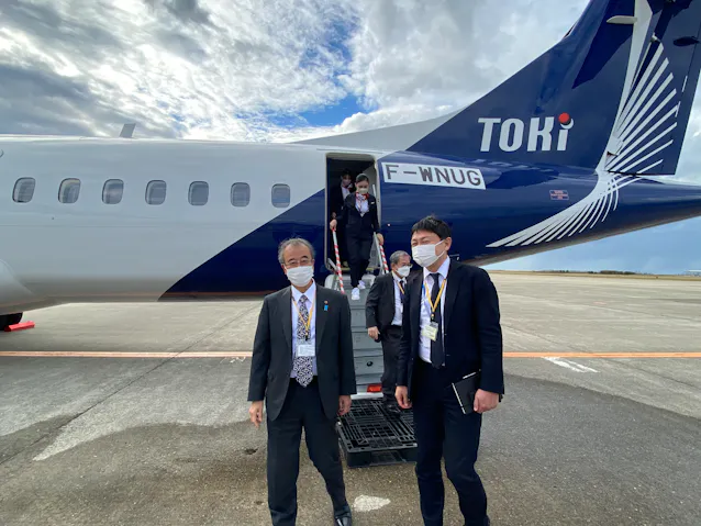 トキエア初号機 新潟県知事 座席間隔広く棚も機能的 日本経済新聞 トキエア初号機 新潟県知事 座席間隔広く棚も機能的 日本経済新聞