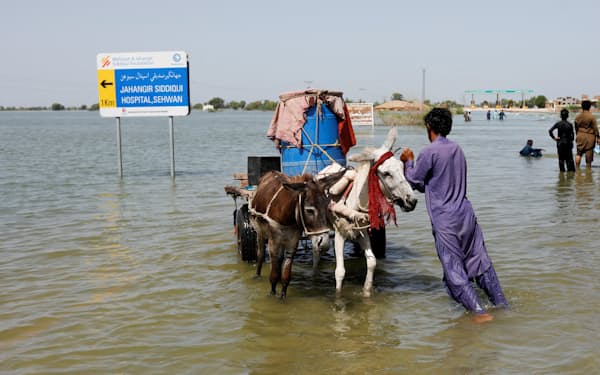 途上国では異常気象によって多くの人の生活に影響が及ぶ（9月、パキスタンの洪水）＝ロイター