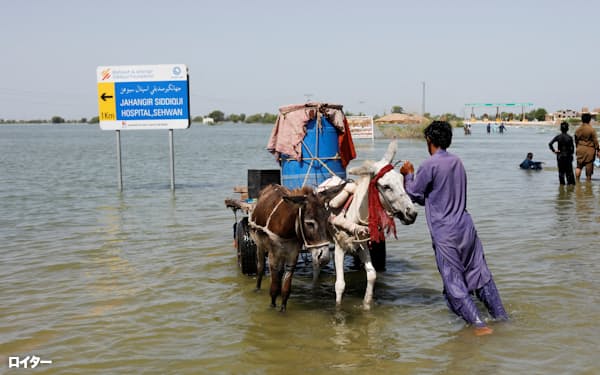 途上国では異常気象によって多くの人の生活に影響が及ぶ(9月、パキスタンの洪水)=ロイター