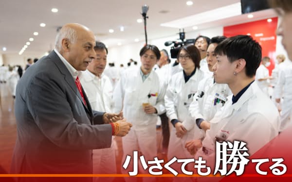 旧アツミテックの工場を視察する印マザーサングループのセーガル会長㊧(25年4月、浜松市)