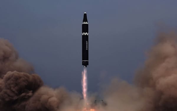北朝鮮が2～5日の「軍事作戦」で発射したと主張する弾道ミサイル。外見は「火星15」に似ている＝朝鮮通信