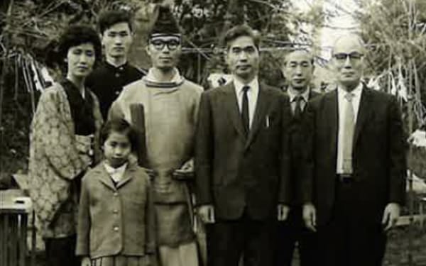 大学入学後、両親や妹、祖父らと(左から2人目が筆者)