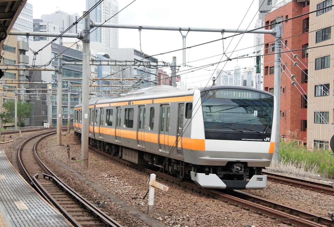 線路別の複々線を行く中央線の快速。写真の飯田橋駅は各駅停車しか止まらない駅なので、快速が走る線路にホームは設置されていない