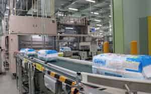 袋詰めされたおむつは段ボールに詰められる(25年12月、静岡県裾野市) 袋詰めされたおむつは段ボールに詰められる(25年12月、静岡県裾野市)