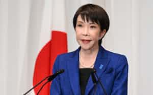 衆院選の結果を受け、記者会見する高市首相(9日、自民党本部) 衆院選の結果を受け、記者会見する高市首相(9日、自民党本部)