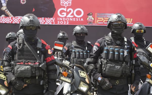 Ｇ２０首脳会議に備えるインドネシアの警察部隊（７日、バリ島）＝ＡＰ