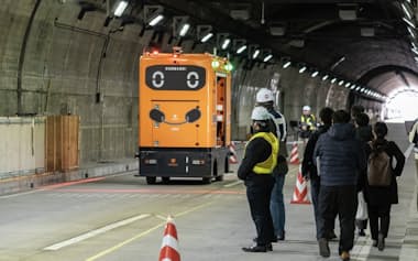 鉄筋コンクリート構造のトンネルで搬送ロボットの自律走行を検証した(写真:日経クロステック)