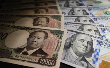 米ドル紙幣と円