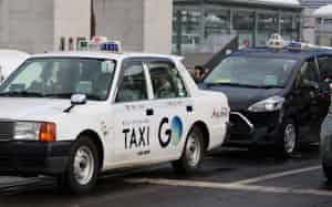 札幌圏では冬季、タクシーの運賃が昼間も2割増に(12日、JR札幌駅前) 札幌圏では冬季、タクシーの運賃が昼間も2割増に(12日、JR札幌駅前)