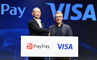 共同記者会見で握手するPayPayの中山一郎社長(左)と米ビザのジャック・フォレステル最高製品・戦略責任者(12日、東京都港区)