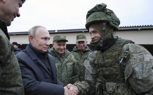 動員兵の訓練を視察したプーチン大統領㊧（10月、ロシア西部リャザン州）＝AP