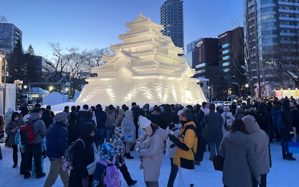 外国人観光客らでにぎわうさっぽろ雪まつり(7日、札幌市)