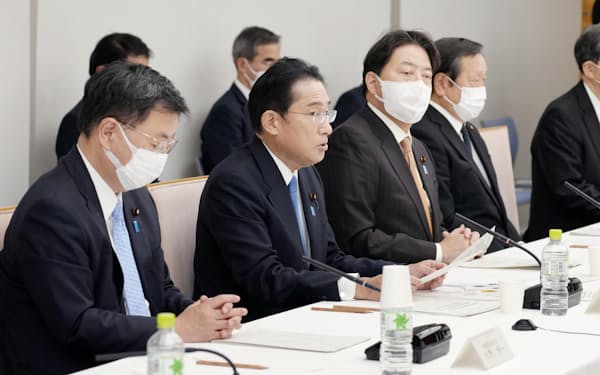 　有識者会議の会合であいさつする岸田首相（左から2人目）＝10月20日、首相官邸