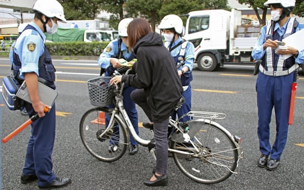 警視庁による自転車利用者への指導（10月、東京・品川駅前）＝共同