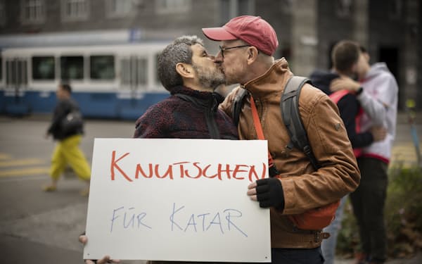 チューリヒの国際サッカー連盟（ＦＩＦＡ）ミュージアムの近くで抗議のキスをする同性愛者ら（８日）＝ＡＰ