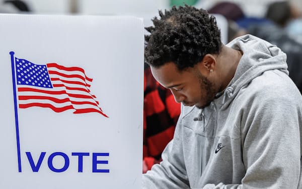 8日投開票の米中間選挙では民主主義が試された（8日、ミシガン州で投票する有権者）＝ロイター