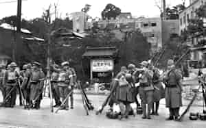 二・二六事件で反乱軍が占拠した山王ホテルの前に立つ鎮圧部隊(1936年)=共同 二・二六事件で反乱軍が占拠した山王ホテルの前に立つ鎮圧部隊(1936年)=共同