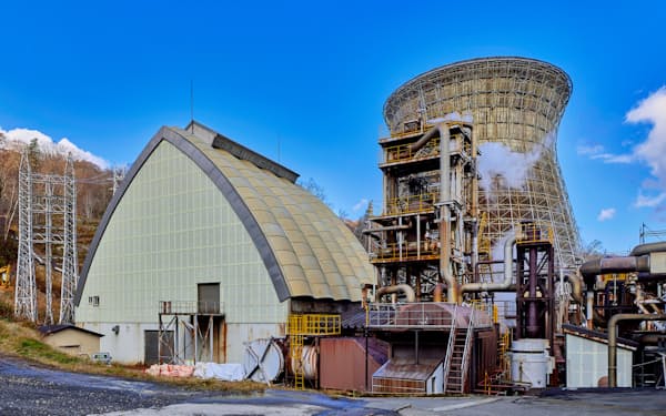 松川地熱発電所の発電棟㊧と冷却塔（奥）。新設備の設置・稼働後は撤去される（岩手県八幡平市）
