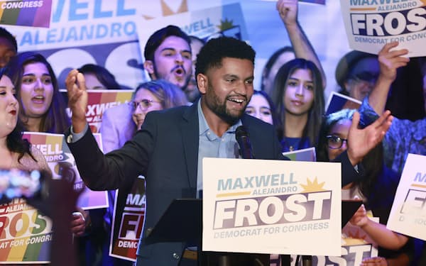 Ｚ世代で初めて下院議員になる民主党のマックスウェル・フロスト氏。８日に勝利宣言した＝ＡＰ