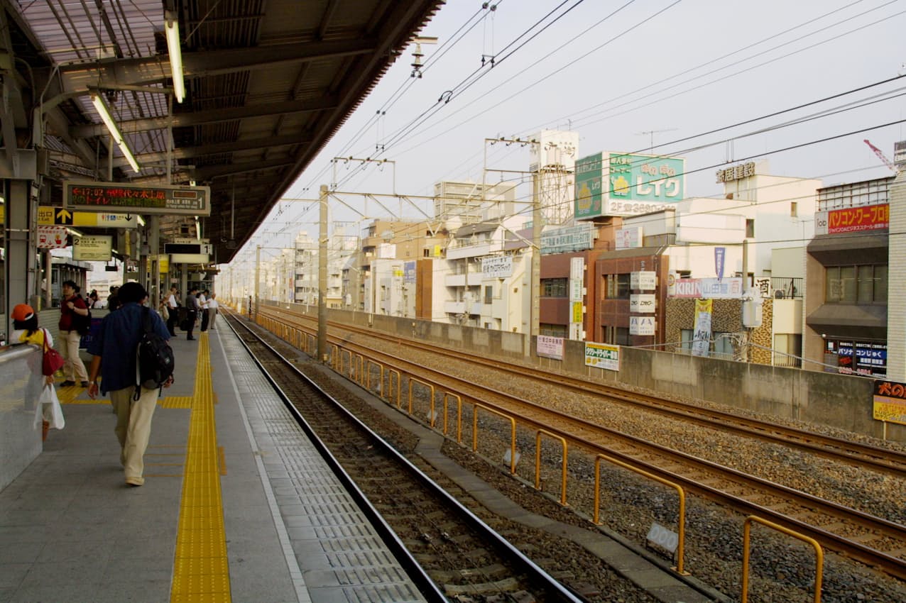 常磐線の綾瀬―取手間も線路別の複々線。複々線の始まりとなる綾瀬駅も写真のように快速用のホームなしという徹底ぶりだ。実は北千住―綾瀬間では常磐線各駅停車と相互直通運転を行う東京メトロ千代田線の複線が並行して敷かれていて、実質的に常磐線の複々線区間は北千住―取手間だといえる。2004年8月12日に筆者撮影