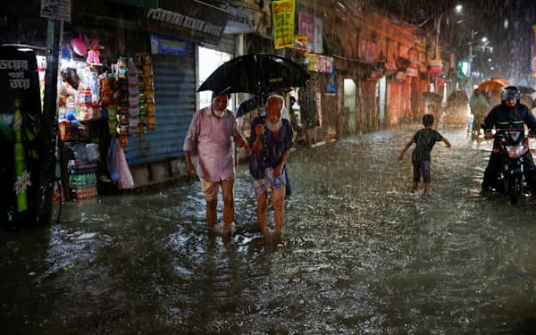 バングラデシュは洪水など気候変動のリスクも大きい（10月、ダッカ）＝ロイター