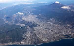 静岡県の駿河湾上空から望む富士山(右奥)。富士川沿いに静岡市、富士市などが広がる 静岡県の駿河湾上空から望む富士山(右奥)。富士川沿いに静岡市、富士市などが広がる